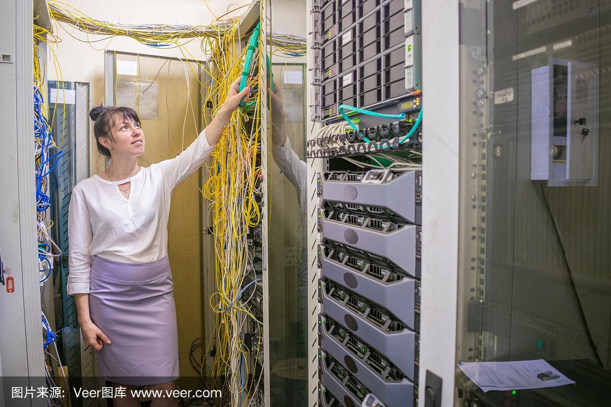 光纤深处的守护 一位女性工程师与互联网数据服务的微观基石